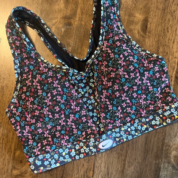 Women’s Nike 2-pc Sports Bra & Biker Short Floral set - Picture 2 of 5
